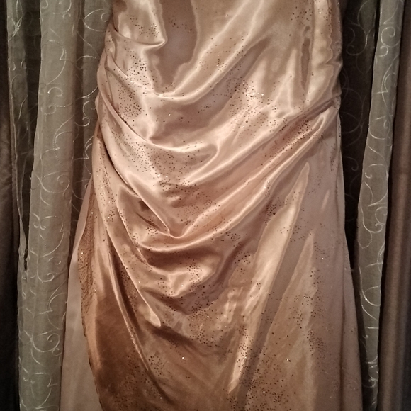 Women's Formal Dress - Picture 7 of 9